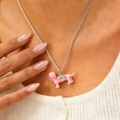 Rosa Hunde-Halskette mit silberner Strass-Schleife am Modell für Damen getragen - Rosa Dackel Schleife (01 White K+Rosa WG-1068)