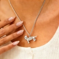 Silberfarbene Dackel-Halskette mit funkelnden Zirkonia-Schleifen-Details für Damen - Silberner Dackel Schleife (03 White K 3897)