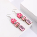 Boucles d'oreilles rétro en bois rose avec breloques enveloppe maison et cassette - Enveloppe et Calendrier (12209)