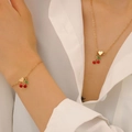 Set gioielli ciliegia con collane e bracciali dorati per donne eleganti - Collana E Bracciale Stile Ciliegia (09)