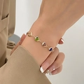 Elegante pulsera dorada con dijes de corazones de cristal en verde, rosa y azul - Pulsera de Corazón de Diamantes de Imitación de Colores Dorada