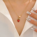 Collana a catena dorata con pendente a fragola rossa smaltata e cuore da donna - Collana Stile Fragola (12386)