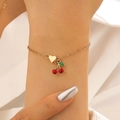 Delicato bracciale dorato con ciliegia in smalto rosso e ciondolo a cuore lucido - Bracciale Stile Ciliegia (12384)