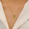 Collana dorata con ciondolo ananas in smalto colorato e charm a cuore su modella donna - Collana Stile Ananas (5967)