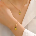 Set gioielli dorati con ciondoli a forma di ananas e cuore su collana e bracciale - Collana E Bracciale Stile Ananas (12)