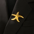 Elegante spilla a stella marina dorata su bavero nero con finitura in metallo lucido - Stile Stella Marina Liscia (6218)