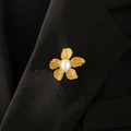 Spilla fiore dorato a cinque petali con perla sul bavero di un blazer nero - Stile Perla Fiore Spazzolato (1769)