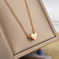 Collier cœur doré minimaliste sur une boîte à bijoux avec une chaîne élégante et chic - Collier Coeur / Or