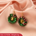 Gros plan de boucles d'oreilles couronne de Noël avec guirlandes et grelots dorés - Boucles d'Oreilles Couronne Colorée (#5715)