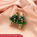 Détail de boucles d'oreilles sapin de Noël en peluche verte avec perles et étoiles dorées - Boucles d'Oreilles Sapin de Noël (#3553)