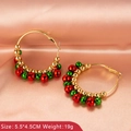 Kerstmis oorringen met rode groene en gouden bellen op een zijdeachtige achtergrond - Bel Oorbellen (3147)