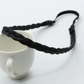 Bandeau tressé noir de style ethnique avec élastique présenté sur une tasse blanche - Noir (5081)