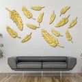 Detalle de pegatinas de espejo 3D de pluma dorada en una pared de sala moderna - Dorado