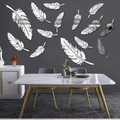Détail macro de stickers muraux miroirs plumes 3D sur un mur gris moderne élégant - Argent