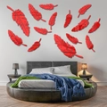 Vista detallada de 13 pegatinas de pared de plumas acrílicas rojas con efecto espejo 3D para cuarto - Rojo