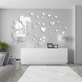Spiegel-Acryl-Wandaufkleber mit Feen- und Herzmotiven in einem modernen Wohnzimmer - Silber