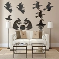 Detalle de siluetas de brujas de acrílico negro en pared de sala para decoración Halloween - Negro