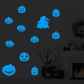 Leuchtende blaue Halloween Wandaufkleber mit Kürbissen und einem Cartoon-Gespenst - Blaues Leuchten (YG503)