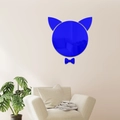 Detail von blauem Katzenkopf-Acrylspiegel-Wandtattoo mit Schleife auf beige Wand - Blau