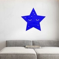 Espejo de pared de estrella azul marino con pestañas sobre un sofá gris moderno - Azul