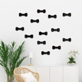 Modernas pegatinas de pared de lazos negros sobre una pared blanca en un salón minimalista - Negro