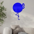 Détail du miroir mural flamant bleu électrique sur un mur gris de salon minimaliste - Bleu