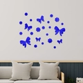 Dettaglio ravvicinato di adesivi murali a specchio blu scuro con farfalle e fiori - Blu