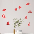 Détail de stickers muraux miroir en acrylique rouge avec voiliers, nuages et motifs arc-en-ciel - Rouge