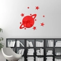 Stickers muraux miroir planète et étoiles en acrylique rouge sur un mur de salon blanc - Rouge