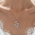 MOM Herzanhänger Halskette in Silber mit blauem Edelstein und Diamanten am Modell - Silber Weiß Zirkonia (6002)