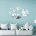 Detalle de siete pegatinas de espejo acrílico con forma de pez en un salón moderno - Plateado