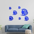Juego de 6 espejos de pared acrílicos en azul real con forma de pez sobre un sofá azul moderno - Azul