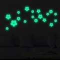 Dettaglio macro di adesivi murali floreali luminosi con petali verdi fluorescenti - Set Luminoso Fiori (Fiore-YG104 Verde)