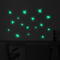 Lichtgevende ginkgo blad muurstickers die groen gloeien in een donkere woonkamer - Ginkgoblad-Groen