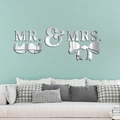 Pegatinas de pared 3D espejo acrílico Mr & Mrs con bigote y lazo sobre pared azul claro - Plateado