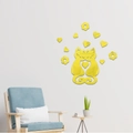 Detail van 3D gele acryl kat wandstickers met hartjespatroon op een witte slaapkamermuur - Goud