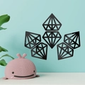 Detail von fünfteiligen schwarzen Acryl-Diamant-Wandstickern auf hellblauem Grund - Schwarz