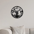 Detail der schwarzen Acryl-Hirsch-Spiegelwandaufkleber an einer minimalistischen Wand - Schwarz
