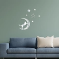 Stickers muraux en acrylique miroir avec chat, lune et étoiles sur un mur de salon vert - Argenté