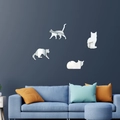 Set de cuatro pegatinas de pared de espejo de gato en una sala de estar moderna - Plateado