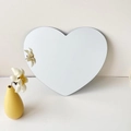 Sticker mural miroir acrylique minimaliste en forme de cœur pour décoration avec vase blanc - Miroir de Cœur