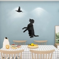 Deko-Wandtattoo aus schwarzem Acrylglas mit spielendem Hund und Vogel für das Kinderzimmer - Schwarz