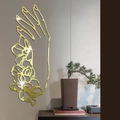 Goldener Acryl-Spiegelaufkleber mit kunstvoller Hand, die eine Rosengrafik hält - Gold