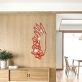 Roter Spiegel-Wandaufkleber aus Acryl, elegante Hand mit Blumen auf Holzwand Dekor - Rot