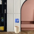 Vue détaillée de la poubelle ronde moderne beige avec icône de signe d'élimination bleue - Bleu (JM3131)