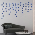 Detalle de pegatinas de pared 3D de estrellas azules de acrílico en decoración de salón - Azul