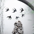 Detalle de seis pegatinas de pared de golondrinas en acrílico espejo con estilo zen - Negro