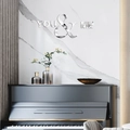 Adesivo murale 3D in acrilico argento con scritta YOU & ME posizionato sopra un piano - Argento