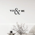 Adesivo murale 3D in acrilico a specchio con scritta You & Me per arredo soggiorno - Nero