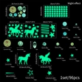 Adesivi da parete fluorescenti con 96 pezzi di unicorni e pianeti luminosi al buio - Verde Fluorescente